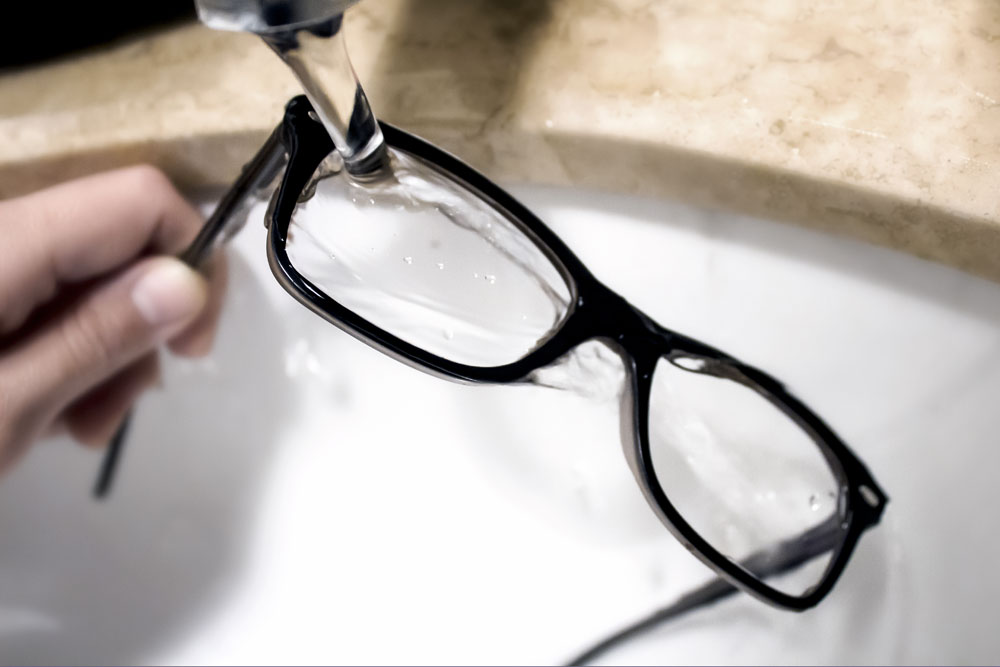 Come pulire gli occhiali, a casa e fuori - Vision Future